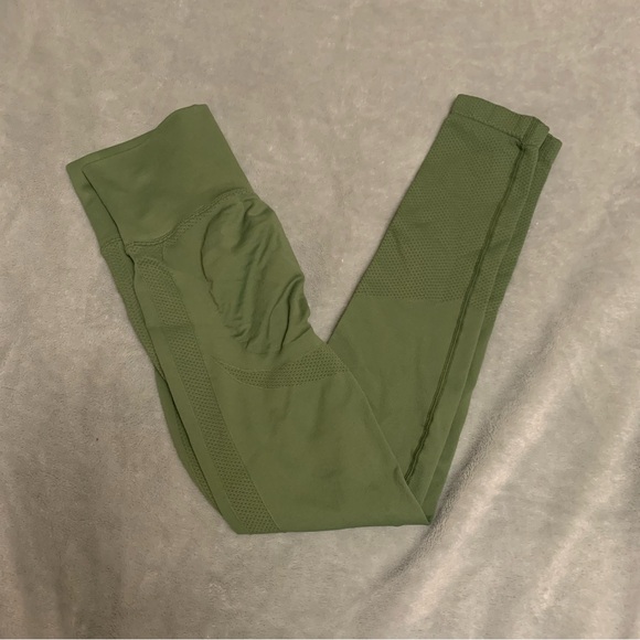 Size small scrunch butt leggings - Picture 3 of 5